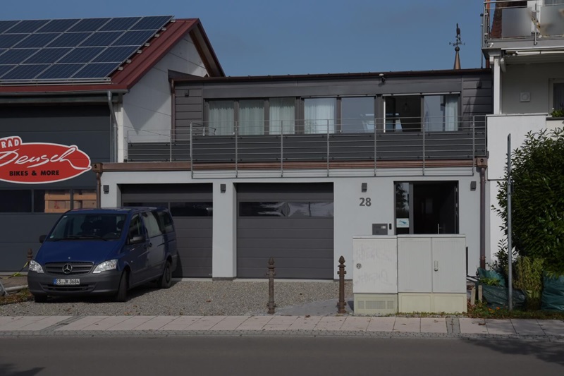 Ansicht Ferienhaus mit Parkplätzen