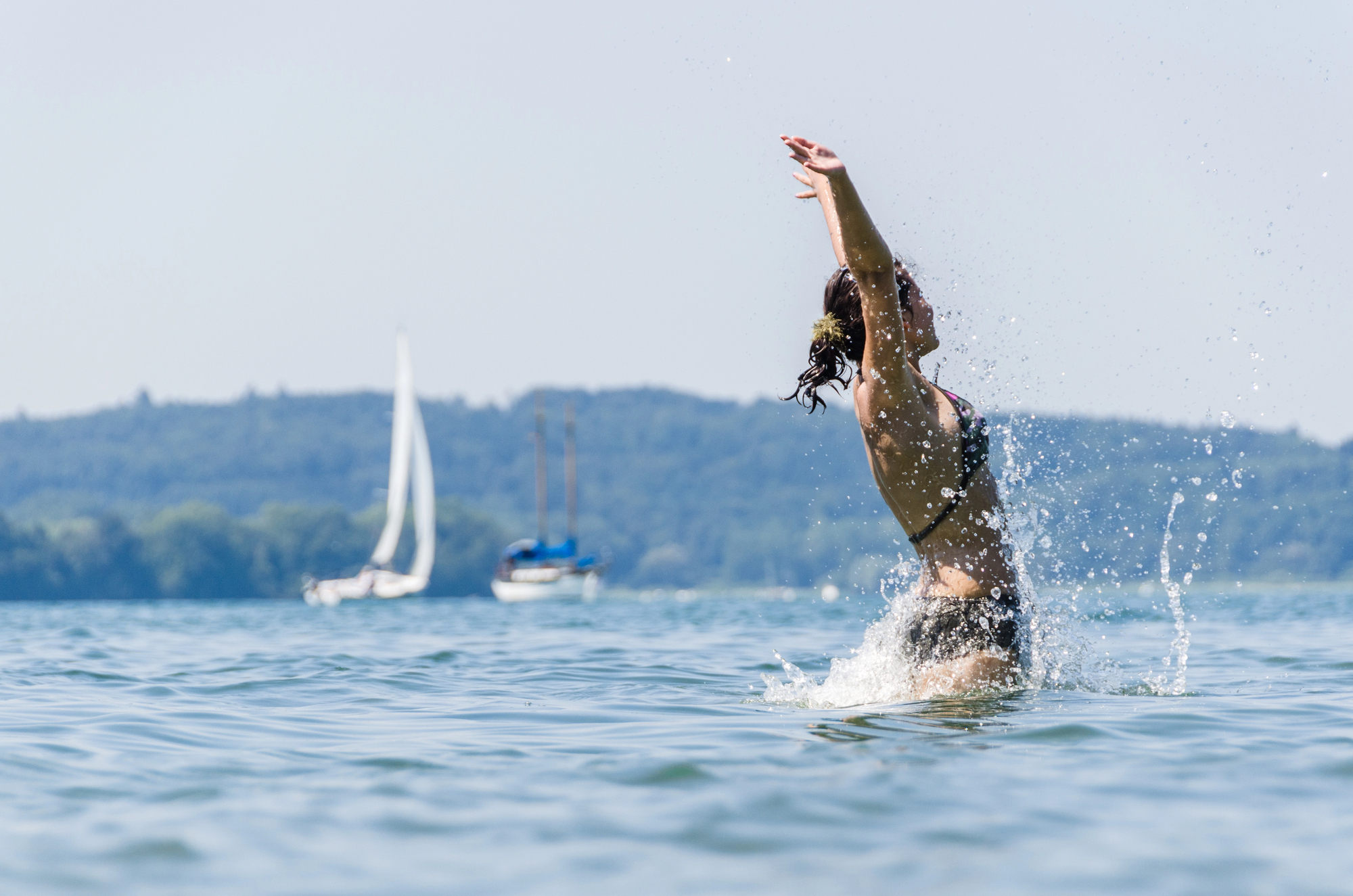 Frau im Bodensee beim plantschen