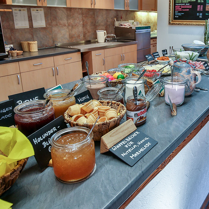 Frühstücken am Bodensee: Cafès, die sich für einen guten Start in den Tag lohnen 2 Frühstücksbuffet im Radl-Stadl in Kressbronn