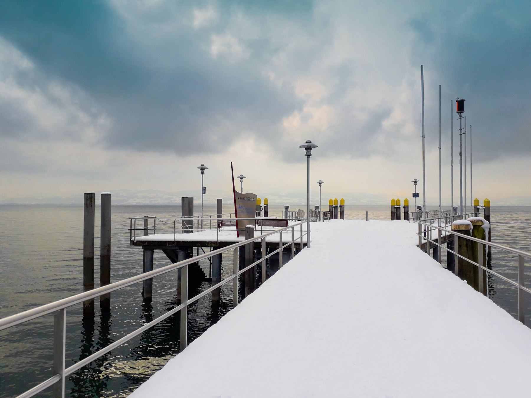 Chocolarium-schweiz-bodensee Landungssteg Kressbronn am Bodensee im Winter mit Schnee bedeckt