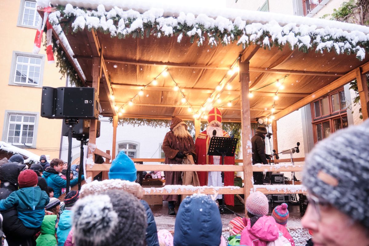 Weihnachtsmarkt am Bodensee 2025: Diese 8 Märkte lohnen sich 6 Nikolas und Knecht Ruprecht auf dem Weihnachtsmarkt in Meersburg