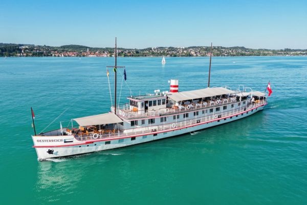 Die MS Oesterreich gleitet über das türkisblaue Wasser des Bodensees