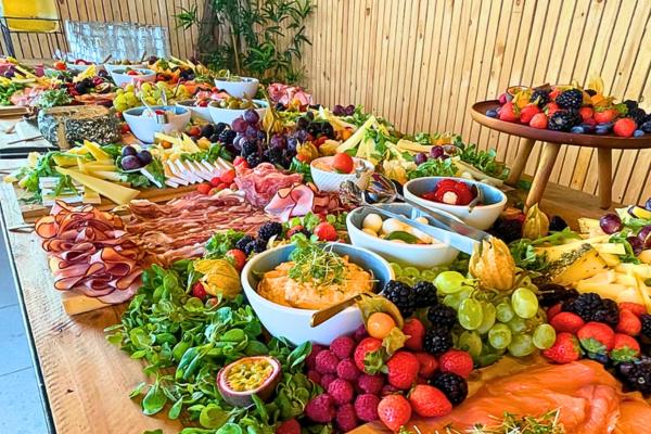 Brunchbuffet bei Heaven 7 mit exotischem Obst, Erdbeeren, Trauben, Käse, Wurst, Lachs und Orangensaft