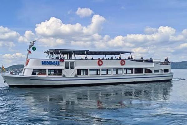Die MS Bodensee der CMS Schifffahrt gleitet über den Bodensee bei ruhiger Wasseroberfläche