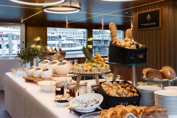 Brunchbuffet auf dem Schiff der Schweizerischen Bodenseeschifffahrt mit Brotwaren, Aufstrichen und Säften