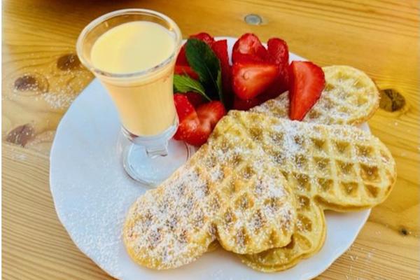 Waffel-Teller beim Brunch auf der Straußenfarm Hegau – mit Erdbeeren und Eierlikör serviert