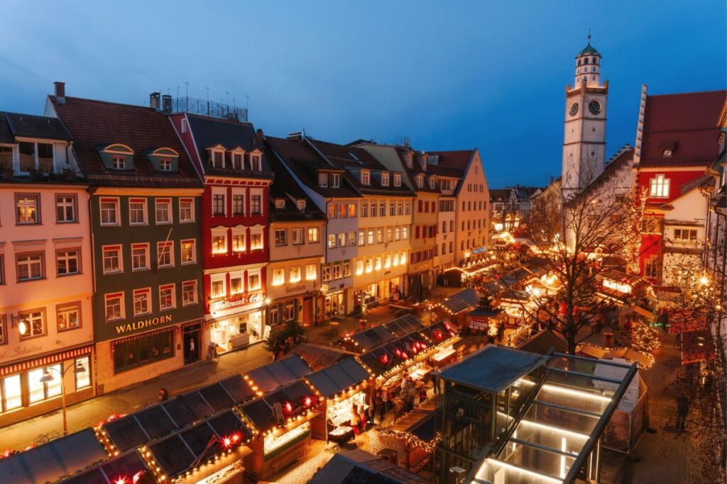 Weihnachtsmarkt am Bodensee 2025: Diese 8 Märkte lohnen sich 4 Beleuchtete Weihnachtsbuden von oben auf dem Christkindlesmarkt in der historischen Altstadt von Ravensburg