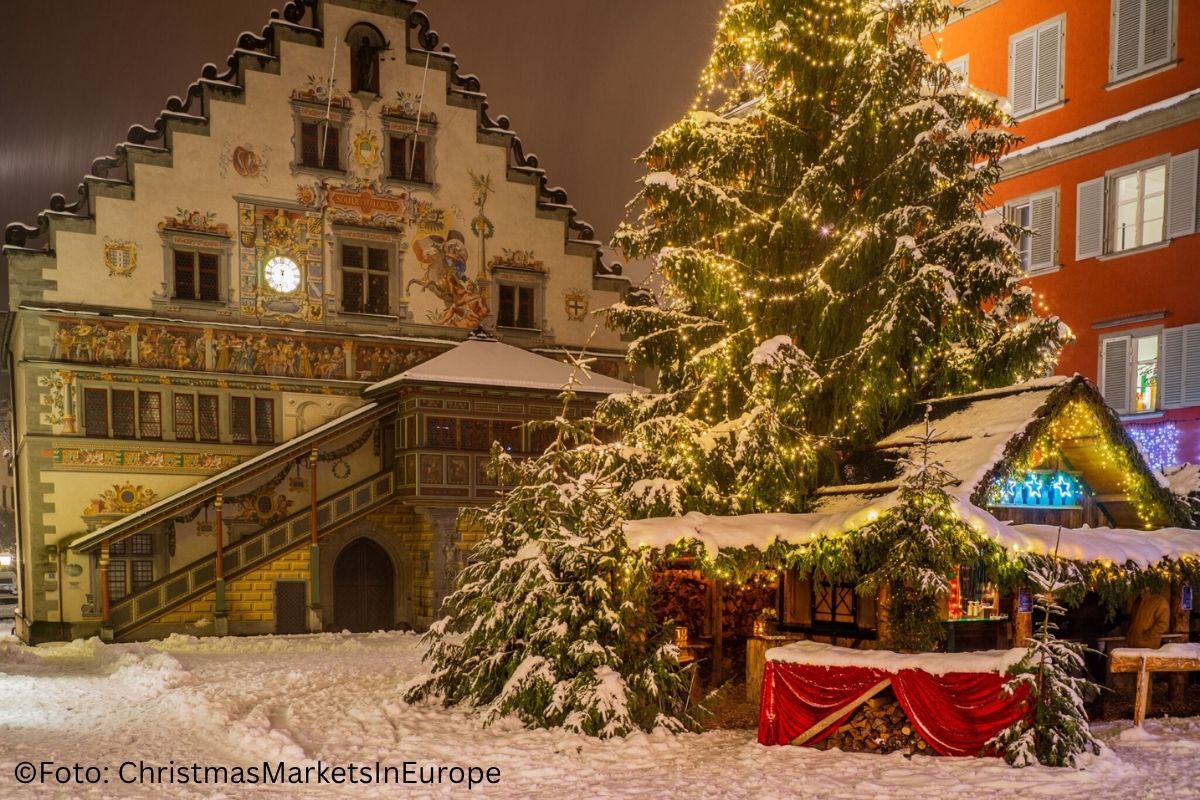 Lindau Rathaus in abendlicher stimmung mit Beleuchtung im Advent und Christbaum