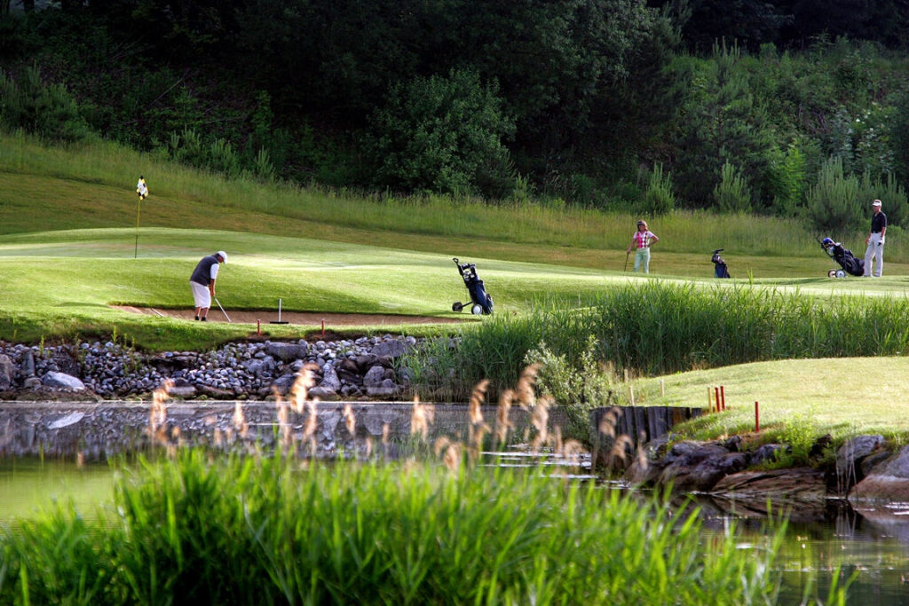 Golfer am Loch 12 im Fürstlichen Golf-Resort Bad Waldsee