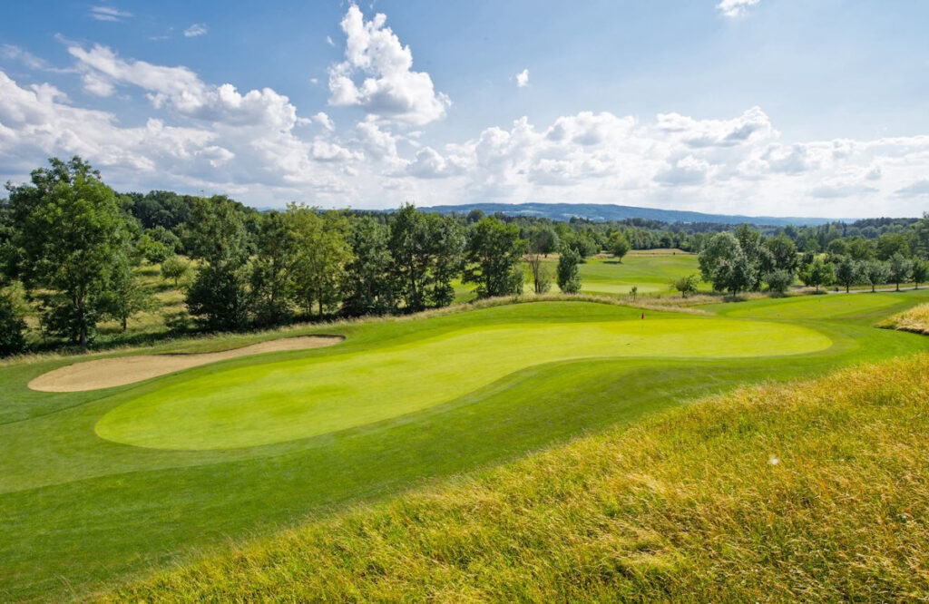 Landschaft im Golf Club Lipperswil mit gepflegtem Fairway und Naturkulisse