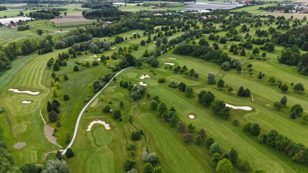 Drohnenansicht des Golfplatzes Ravensburg mit Grünflächen und Bäumen