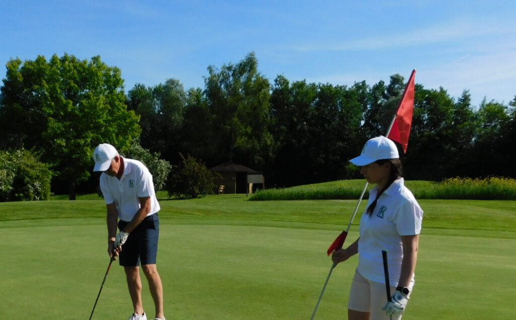 Golferpaar nah am Loch im Golfclub Ravensburg