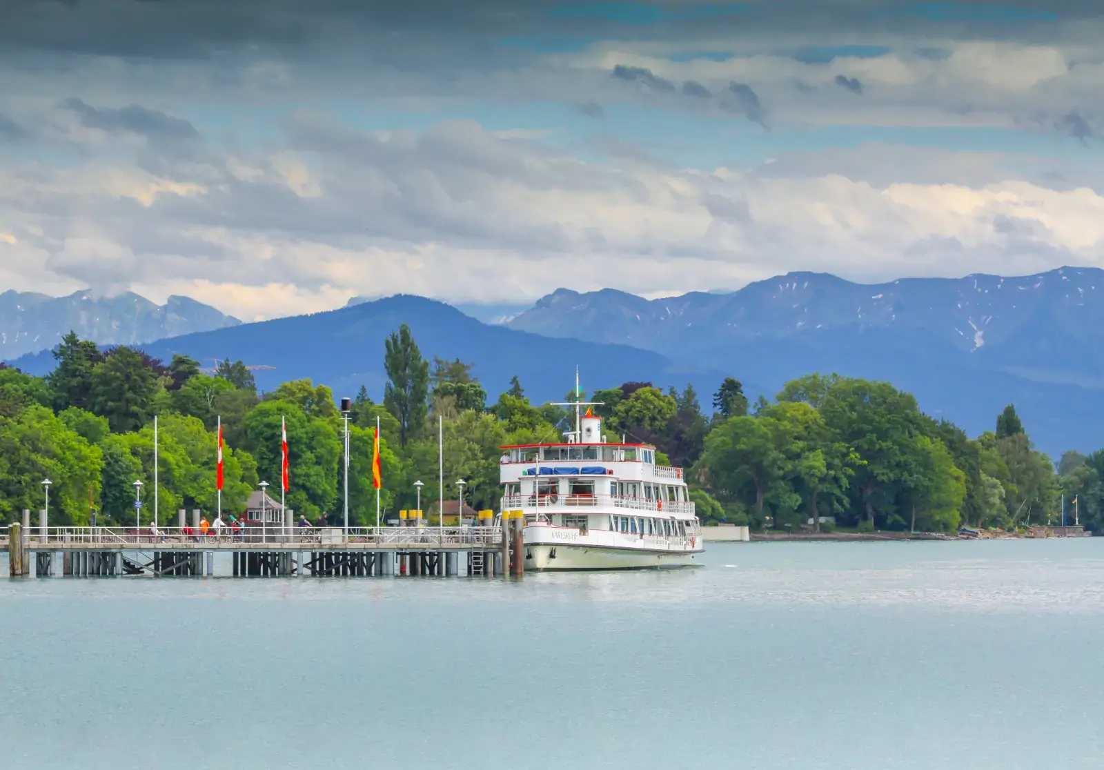 Chocolarium-schweiz-bodensee Schiff am Landesteg in Kressbronn mit Blick auf den Bodensee und die Alpen.
