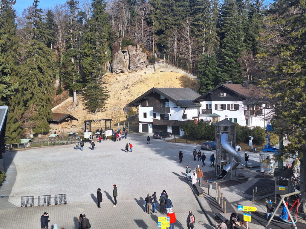 Spielplatz mit Rutsche beim Alpenwildpark auf dem Pfänder – ein beliebtes Ausflugsziel für Familien mit Kindern