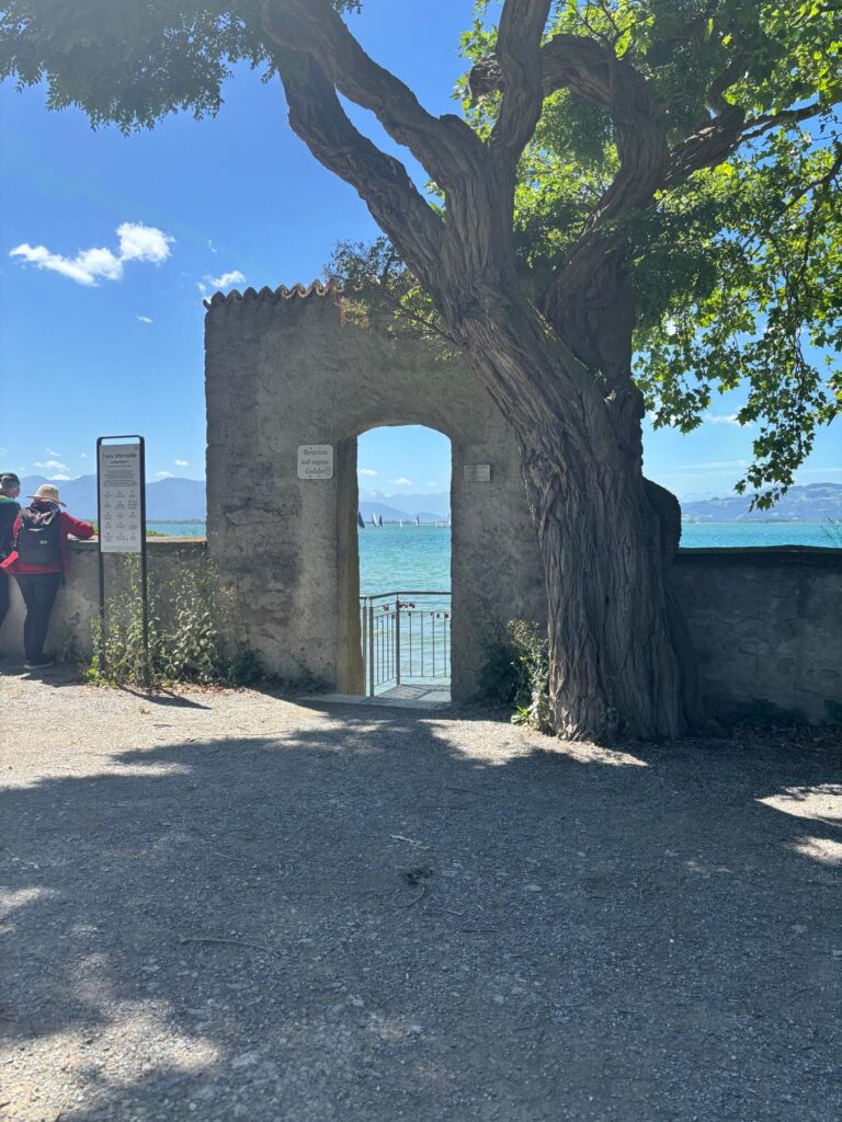 Freie Uferstelle im Luitpoldpark in Lindau. Der Zugang führt direkt zum Bodensee. Die Stelle ist schön gelegen, aber nicht so bequem wie ein Strandbad.