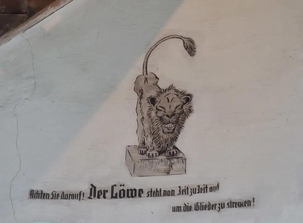 Gemalter Löwe mit historischem Spruch im Inneren des Lindauer Leuchtturms