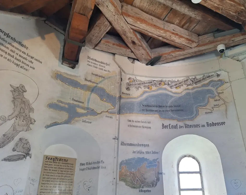 Historische Bodensee-Karte und Holzbalken im Inneren des Lindauer Leuchtturms.