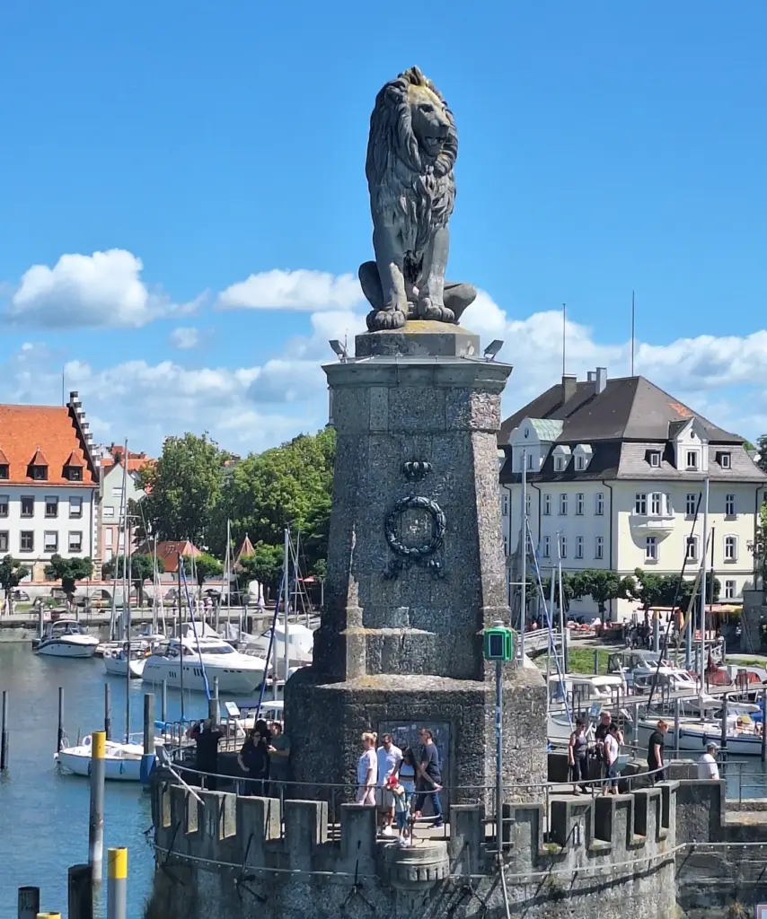 Bayerischer Löwe an der Lindauer Hafeneinfahrt vom Leuchtturm aus gesehen