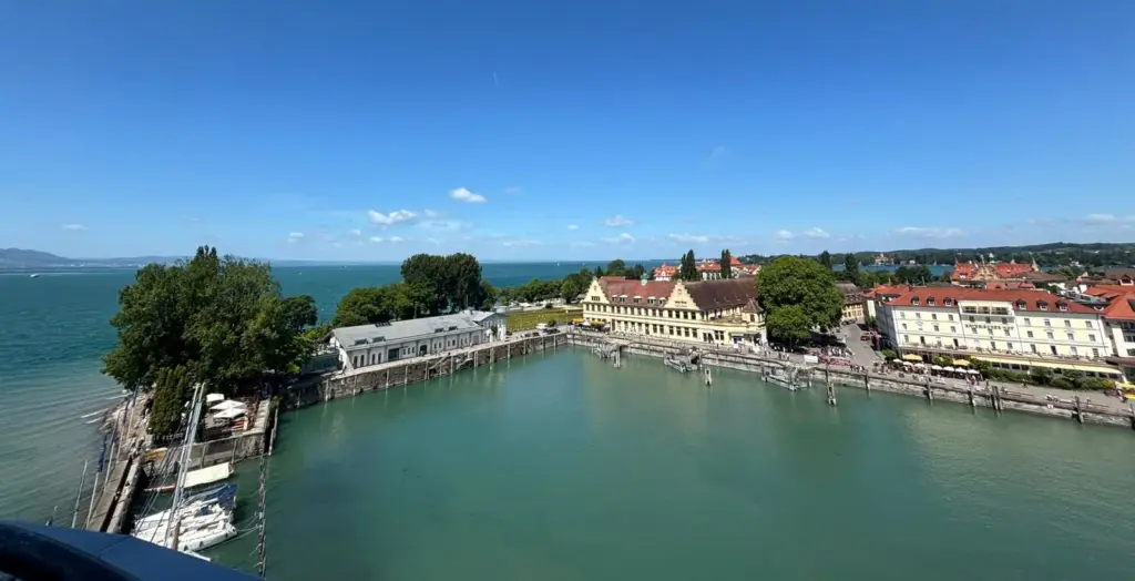 Blick vom Lindauer Leuchtturm auf Eilguthalle, Bahnhof, Uferpromenade und Bayerischen Hof