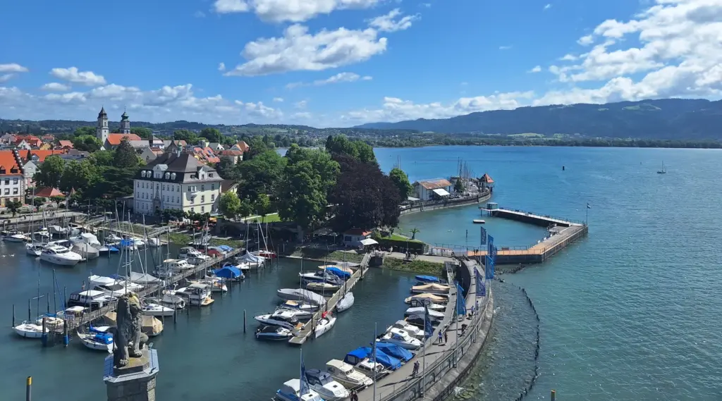 Blick vom Lindauer Leuchtturm auf Bayerischen Löwen, Segelhafen, Römerschanze und Bodensee