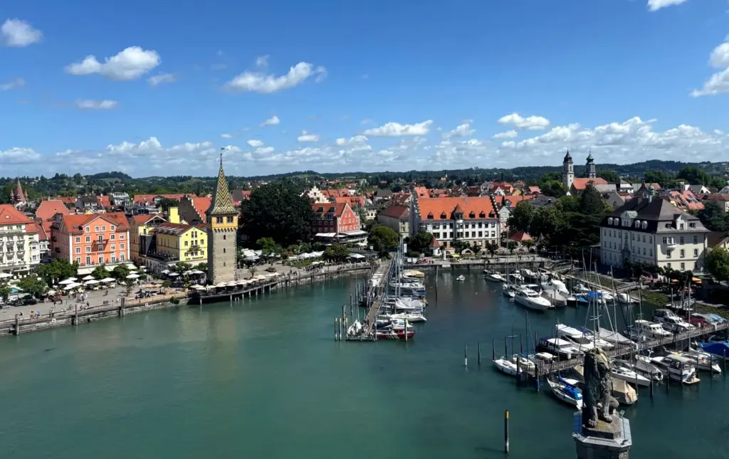 Blick vom Lindauer Leuchtturm auf Hafen, Mangturm und Uferpromenade der Lindauer Insel